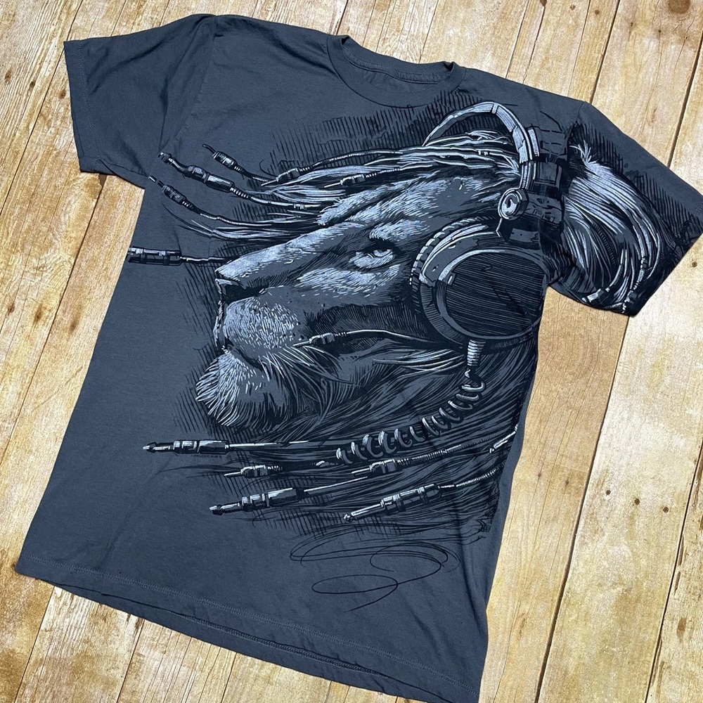 Graphic tee